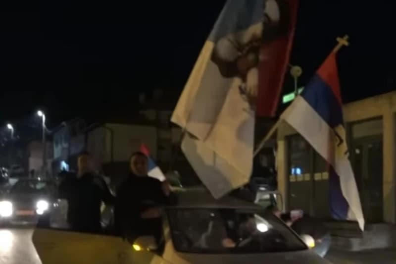 U Crnoj Gori se slavi nova vlada uz trobojke i četničke pjesme