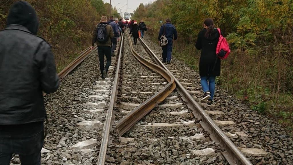 Voz sa 68 putnika iskočio iz šina