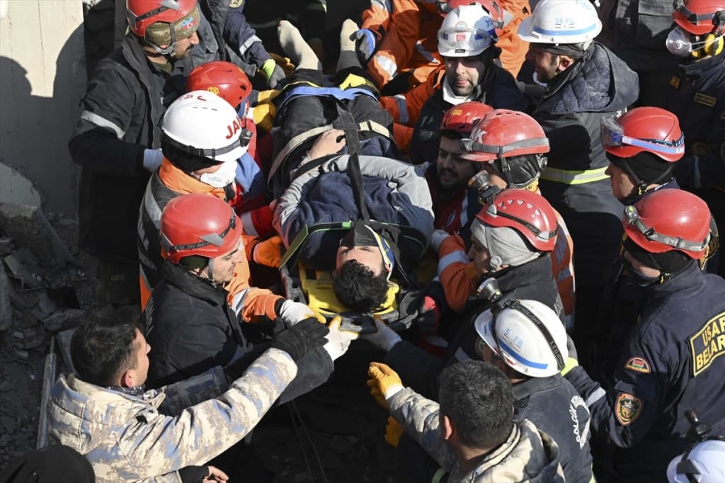 AA-20230214-30299053-30299034-TURKIYE_BRACA_YENINAR_SPASENA_IZ_RUSEVINA_DEVETOG_DANA_NAKON_ZEMLJOTRESA.jpg