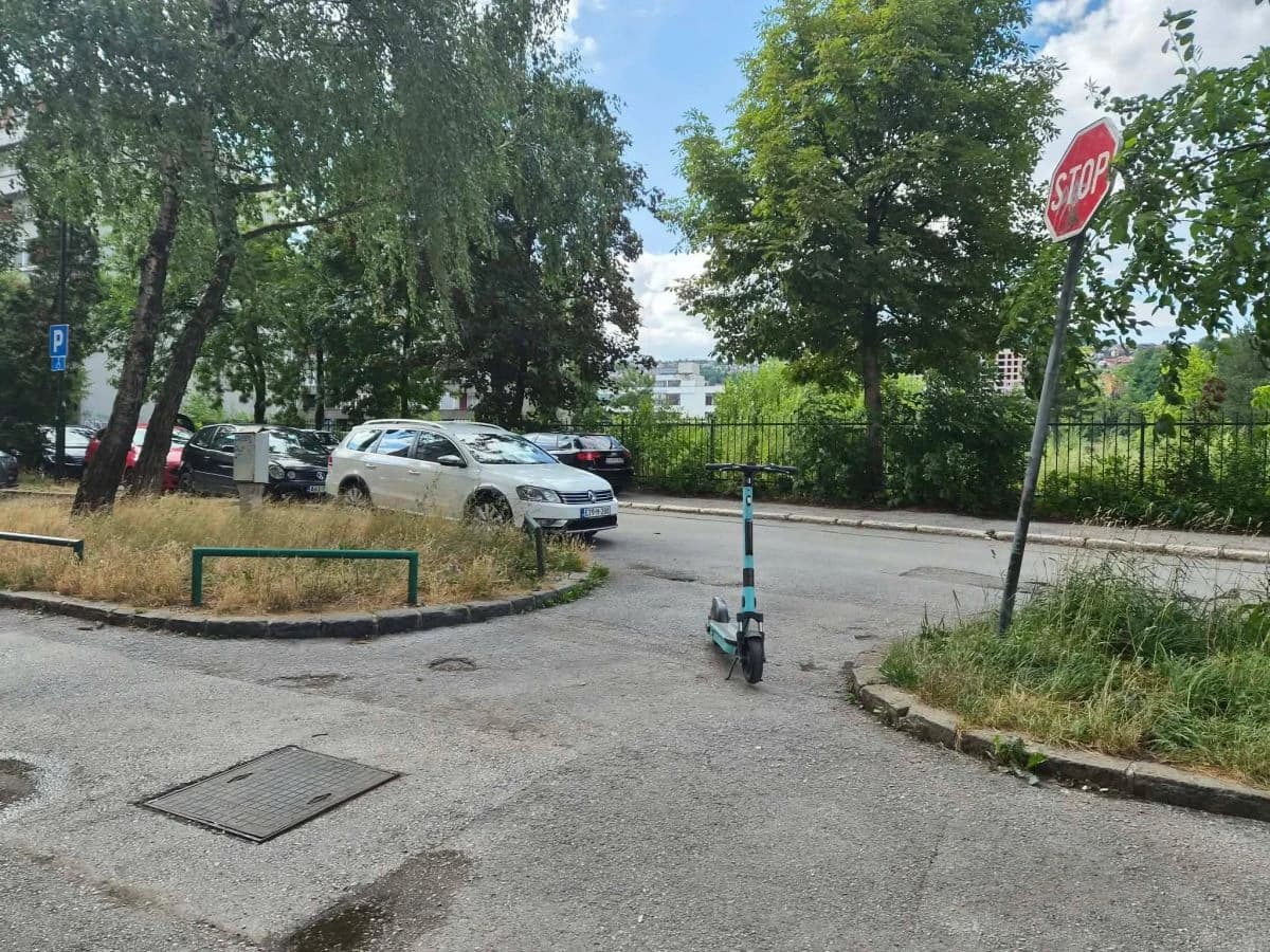 Romobil ostavljen na cesti, izlaz za automobile ispred jedne od zgrada na Pofalićima