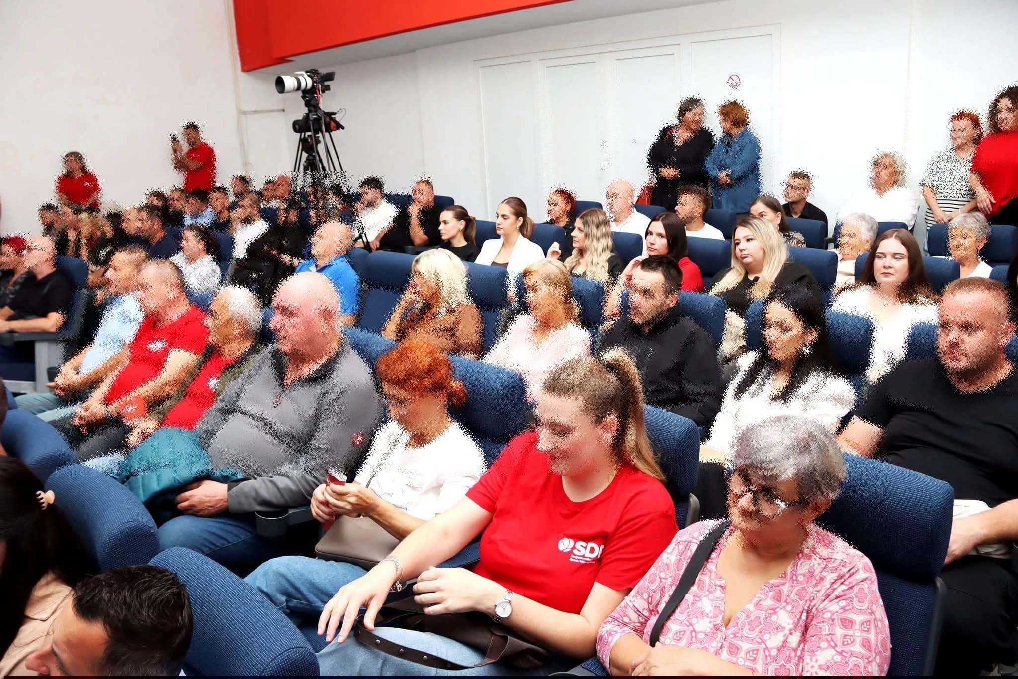 Skup SDP-a u sanskom Mostu na kojem su prisustvovali novi i stari zaposlenici Doma zdravlja