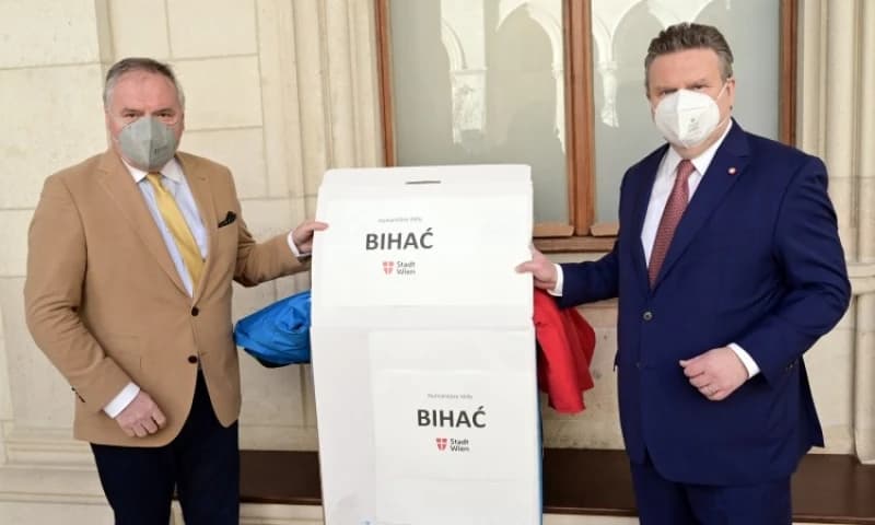 Uručenje pomoći Beča za migrante u Bihaću ambasadoru BiH Kemalu Kozariću