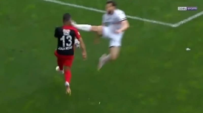 Kung-fu udarcem nokautirao protivnika, pa se bunio zbog crvenog kartona