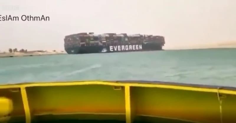 Brod zaglavio u Sueskom kanalu