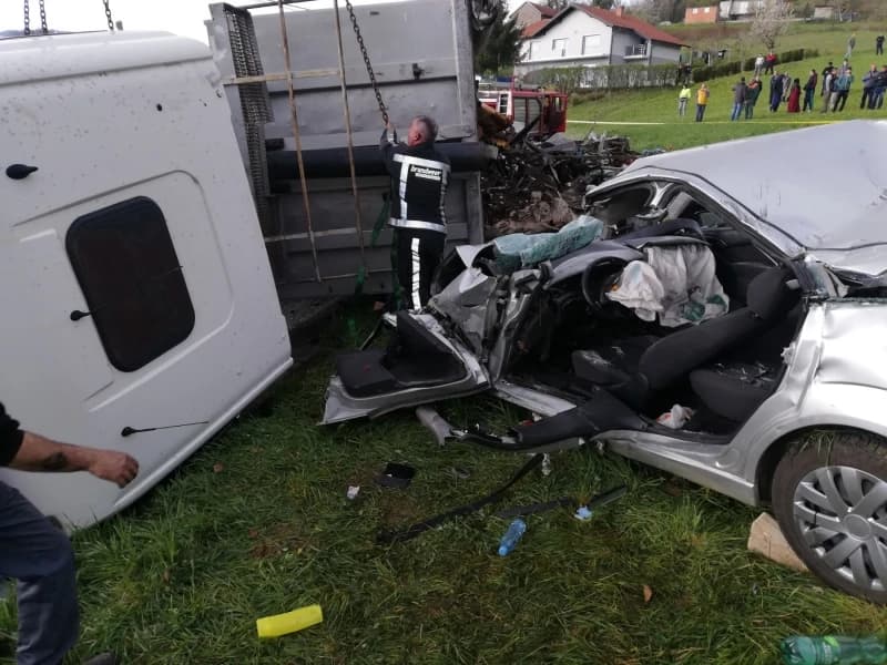 Nesreća kod Gračanice: Kamion se prevrnuo i smrskao automobil u kojem je ostala žena