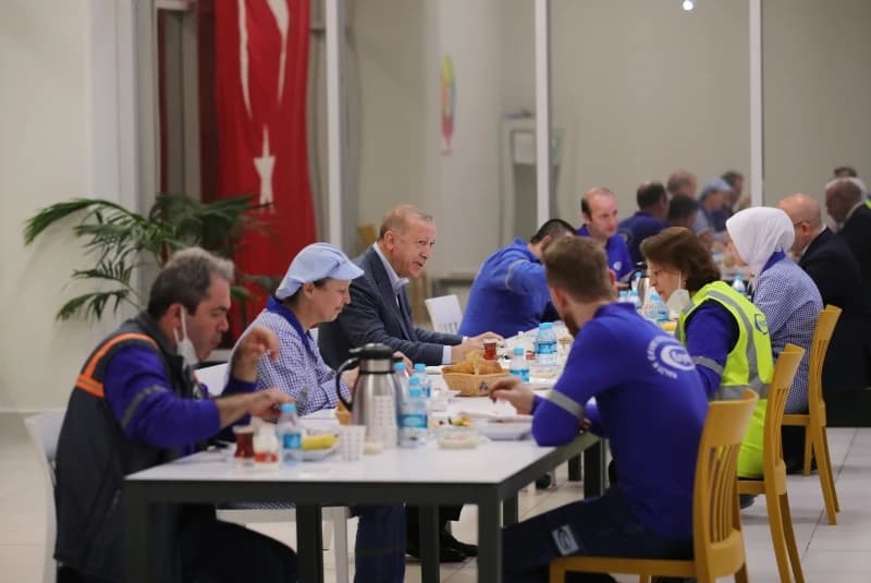 Erdogan na Praznik rada iftario zajedno sa radnicima u fabrici