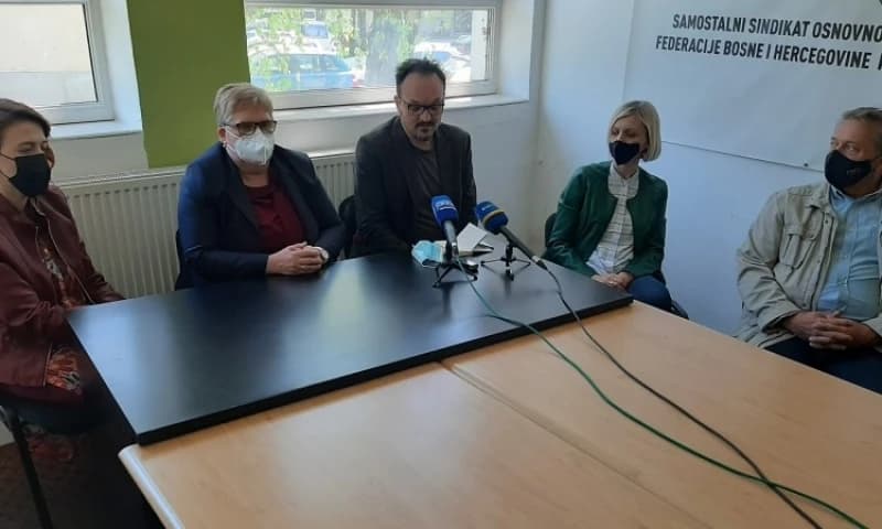 Prosvjetnici radnici u USK zabrinuti: Sedmero kolega umrlo od COVID-19