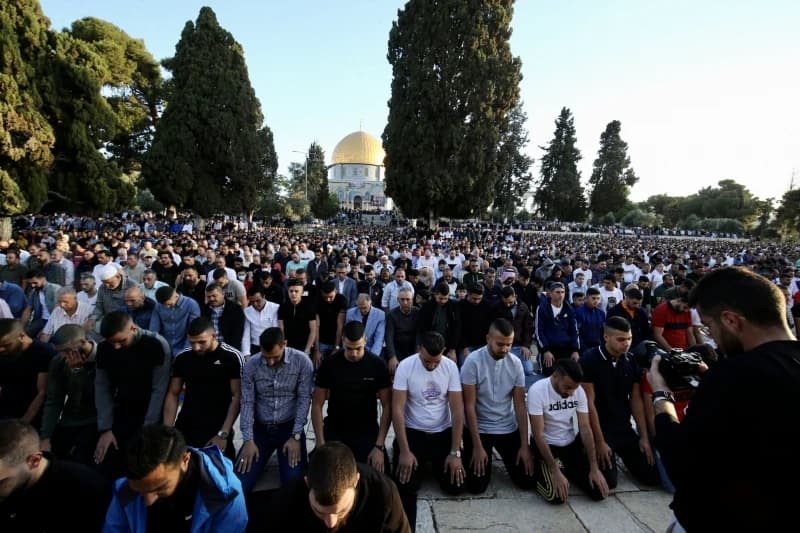 Više od 100.000 Palestinaca klanjalo bajram-namaz u Al-Aksi