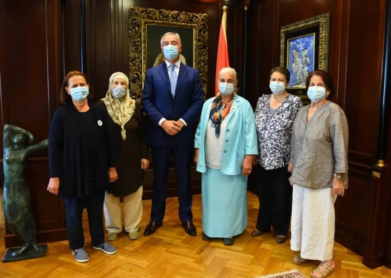 Đukanović s Majkama Srebrenice: Sačuvati sjećanje na veliku nesreću i poduzeti sve da se ne ponovi
