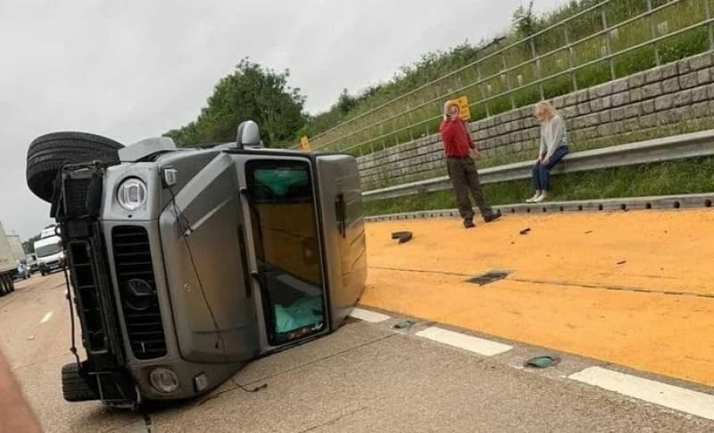 Zvijezda Arsenala imala saobraćajnu nesreću, prevrnuo se sa skupocjenim "mercedesom"