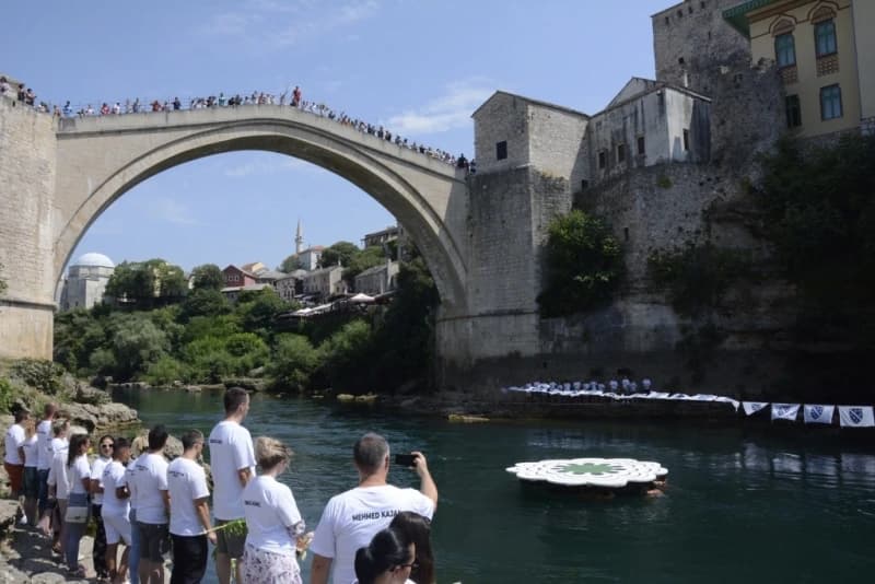 Skokom sa Starog mosta u Mostaru obilježena godišnjica genocida u Srebrenici