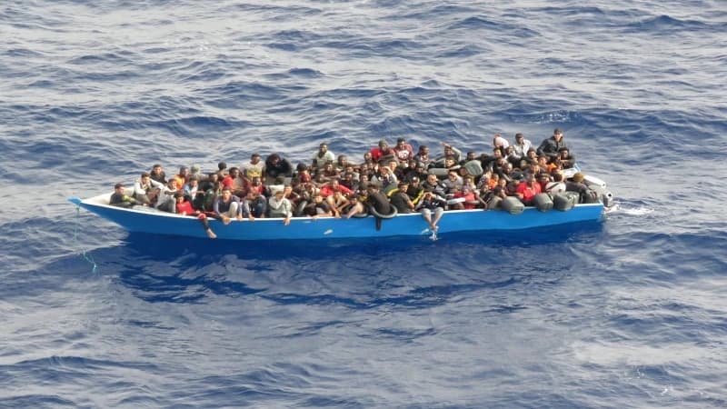 Čamac pun migranata počeo da tone