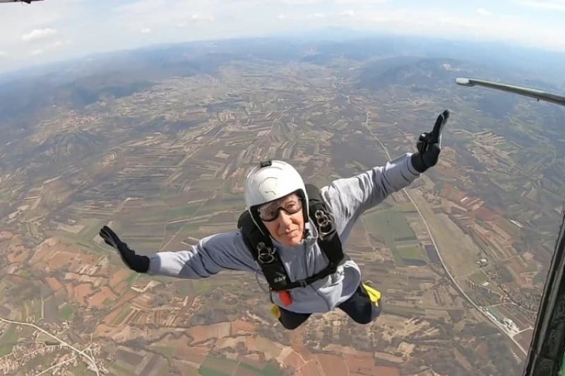 Tuzlak u devetoj deceniji najstariji aktivni padobranac u Evropi