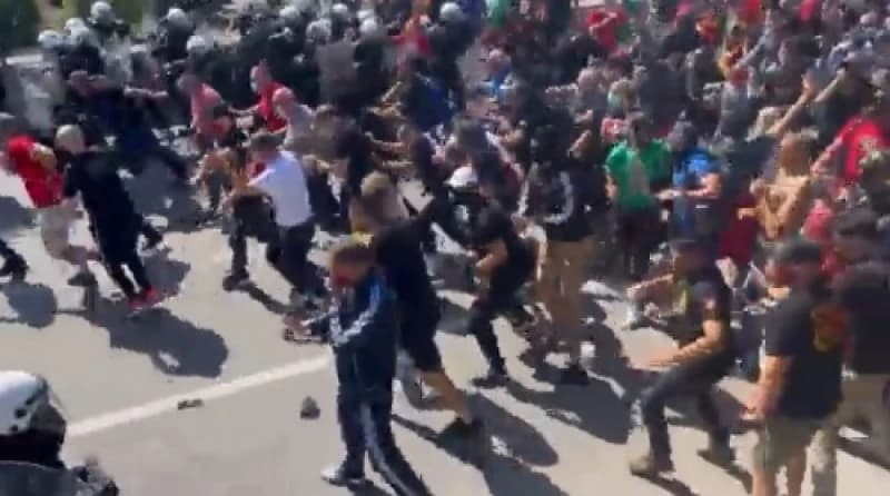 Demostranti u Crnoj Gori probili kordon policije, letjele i kamenice