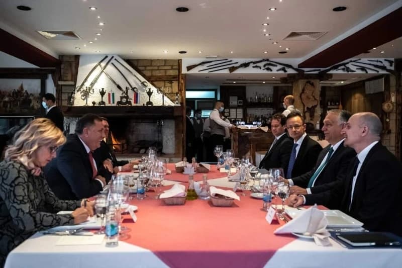 Razgovor Dodika i Orbana u restoranu