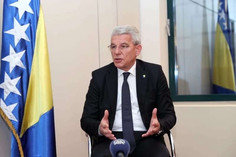 Džaferović: Inzko nije zabranio negiranje genocida ničim izazvan, bila je to reakcija na monstruoznu kampanju