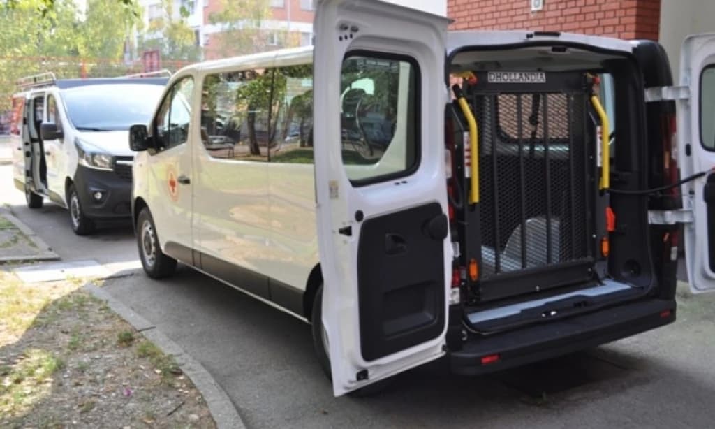 Nabavljena dva specijalna vozila za prijevoz učenika s posebnim potrebama u Brčkom