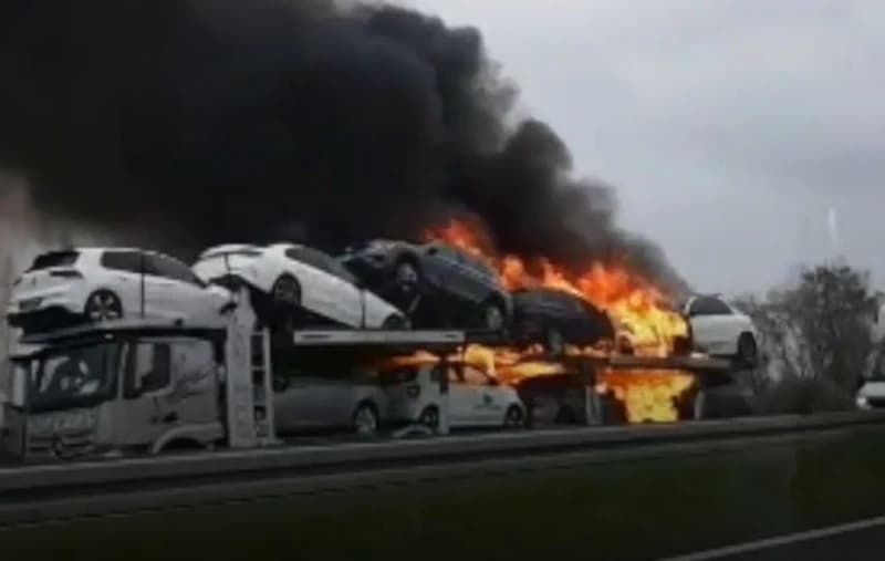 Požar zahvatio automobile na kamionu