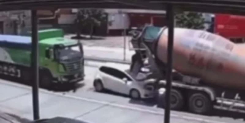 Ovaj video ćete pogledati nekoliko puta, auto je stajao na semaforu, a onda...