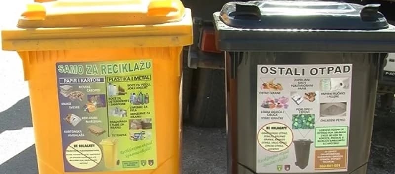 žuta i crna kanta za reciklažni otpad