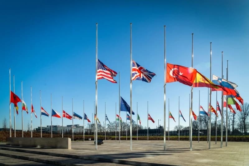 Zastave u NATO-u na pola koplja