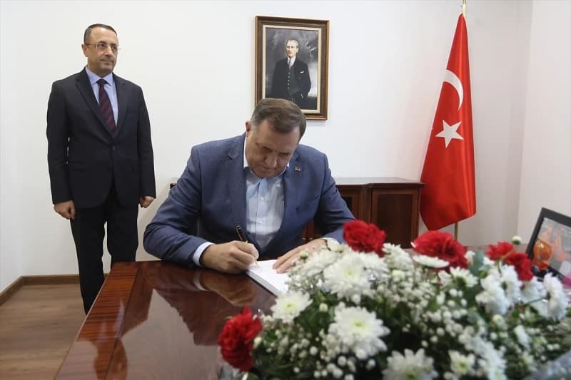 Dodik se upisao u knjigu žalosti u Banjoj Luci: U planu slanje deset šlepera pomoći u Tursku