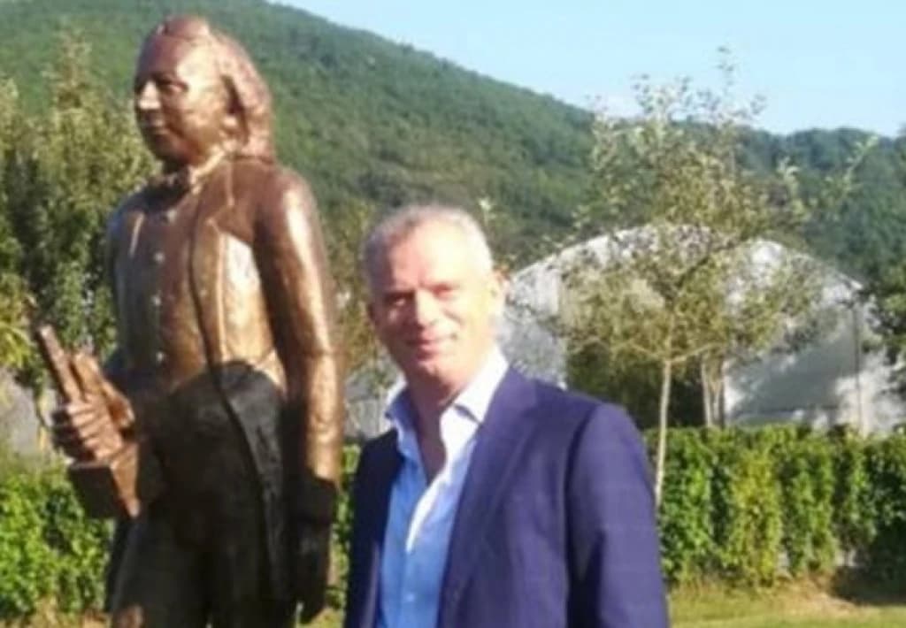 Fahrudin Radončić kraj statue Seje Brajlovića