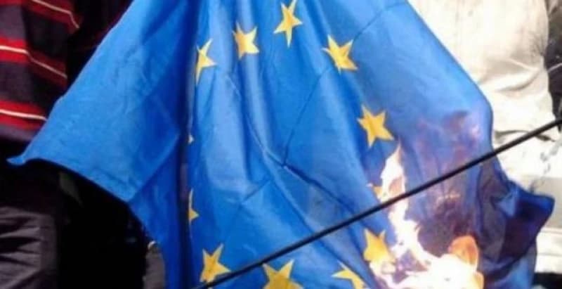 Zapaljena zastava EU 