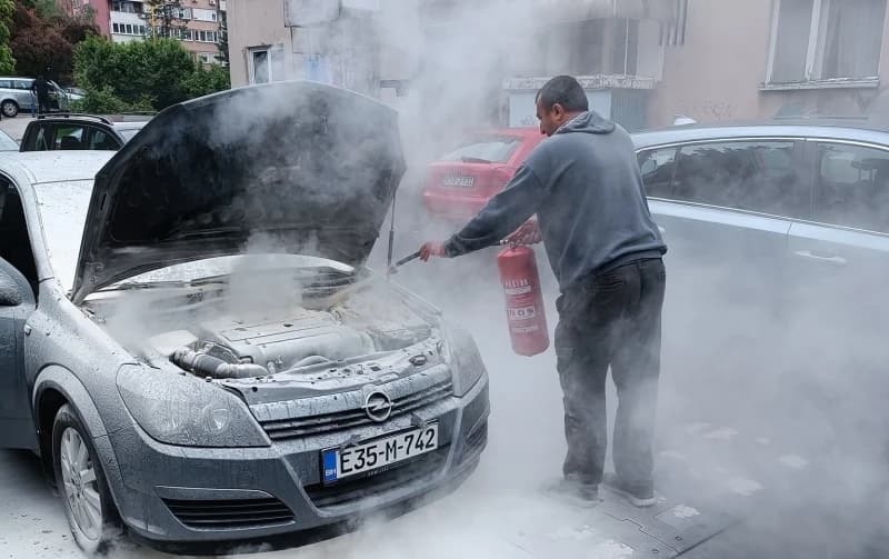 Gašenje vatre na automobilu