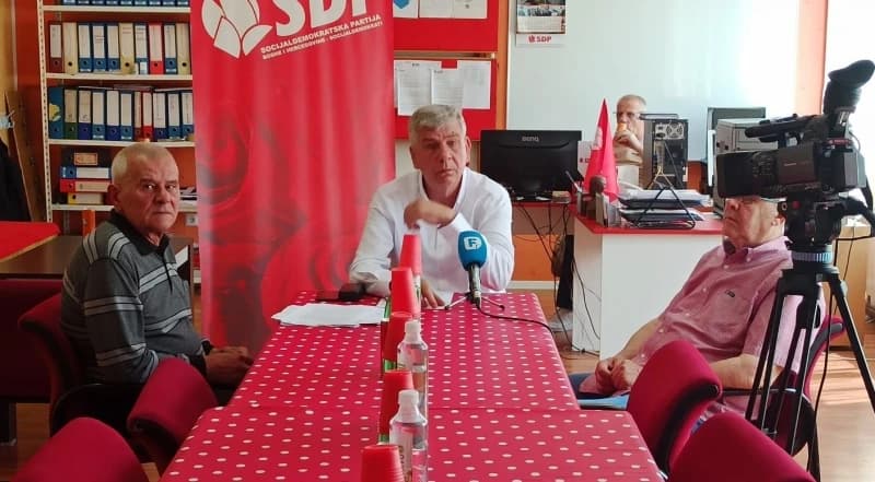 Modrić (u sredini) na press konferenciji SDP-a u Banovićima