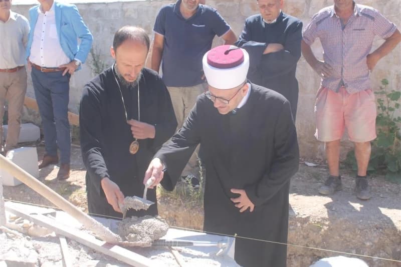 Nevesinje: Muftija Dedović i vladika Dimitrije ugradili kamen u zid Dugalića džamije