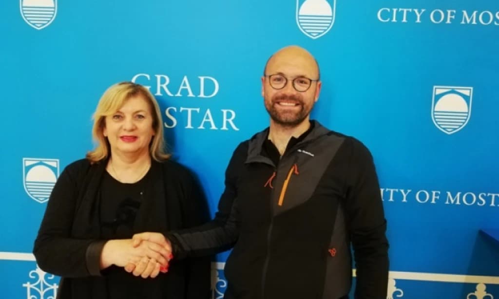Nijemac pješice došao u Mostar, nastavlja put prema Japanu