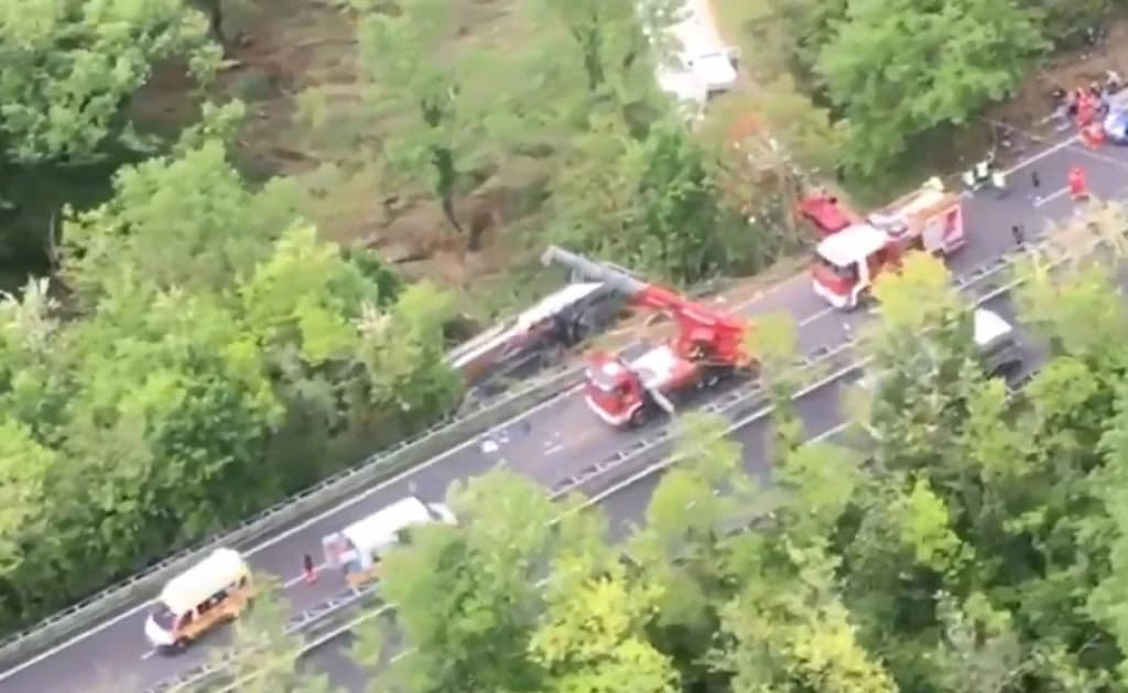 U Toscani se prevrnuo autobus s turistima: Poginula jedna, povrijeđeni deseci putnika