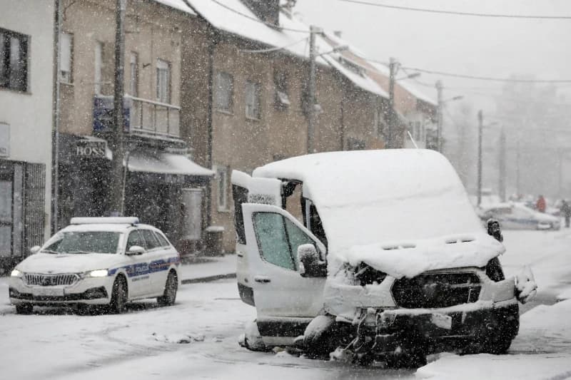 Nakon potjere kombi s migrantima se zabio u policijsku blokadu, povrijeđeno dijete