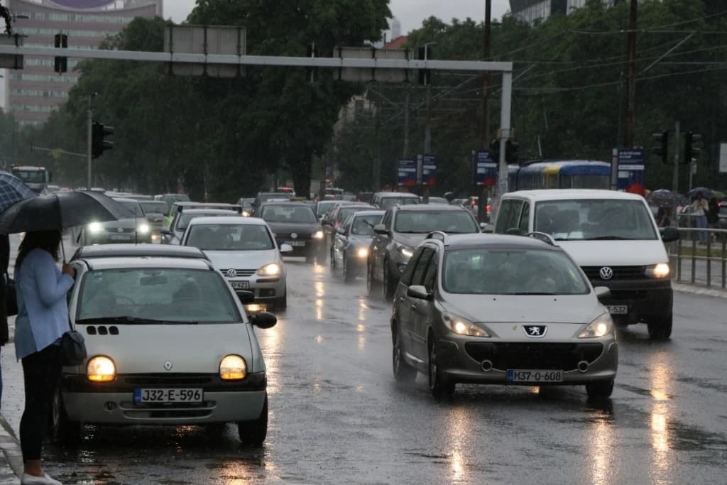 Upozorenje vozačima: Mokar kolovoz, olujni udari vjetra