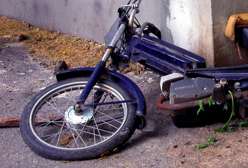 Moped udario pješaka