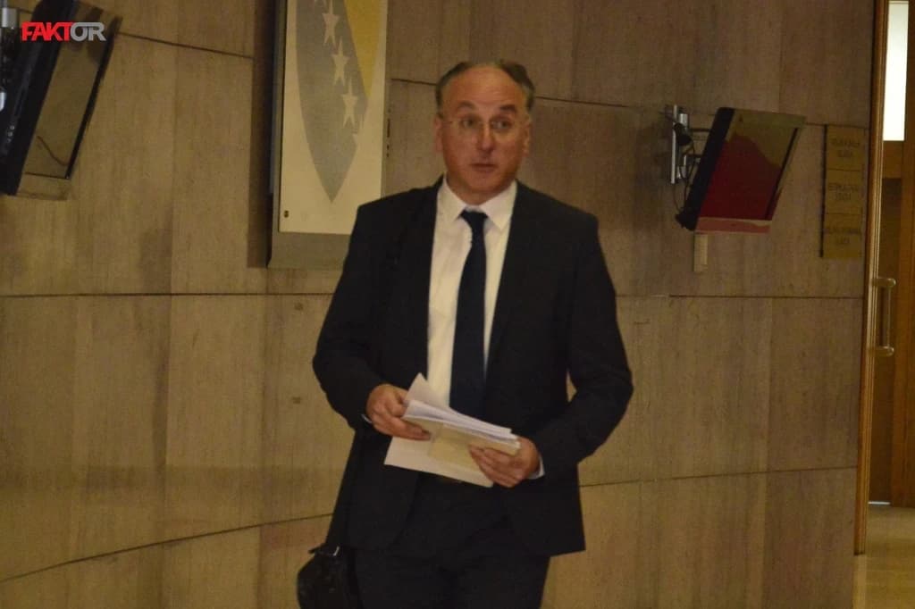 Budžetski parazit Damir Arnaut sebe stavlja u istu ravan sa Helić, Zadić i Ahmetovićem