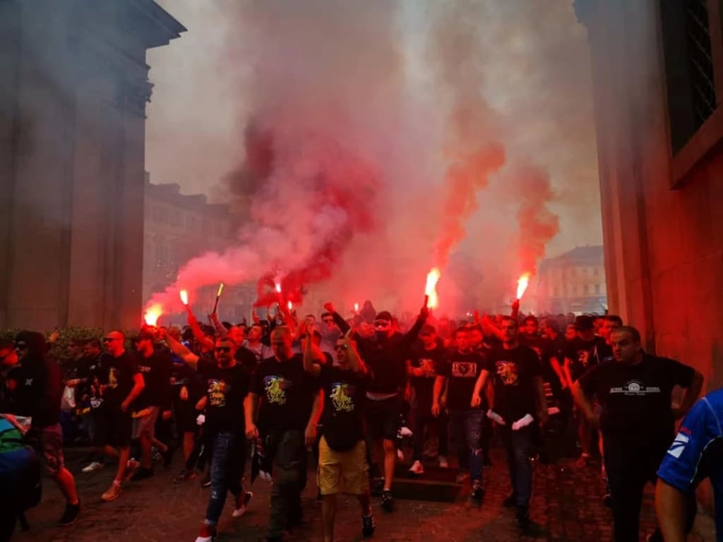 Fanaticosi "zapalili" Torino