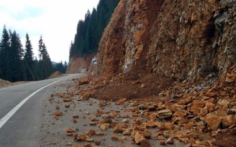 Magla smanjuje vidljivost, oprez i zbog poledice i odrona na putevima