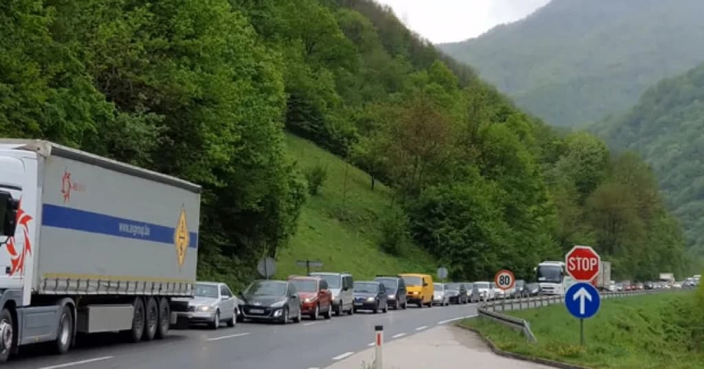 Pojačan promet vozila na M-17 Zenica - Nemila, moguće formiranje dužih kolona