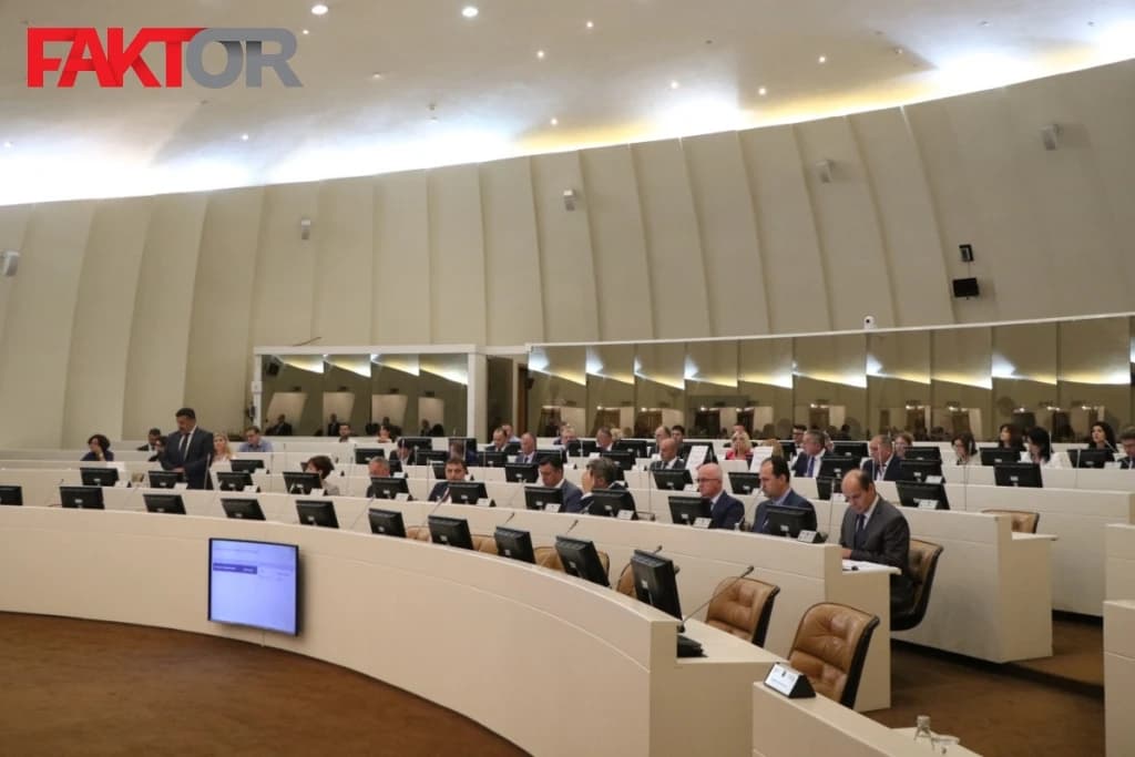 Burno i nakon prekida sjednice, ko spominje ulicu i proteste, a navratio i Košarac