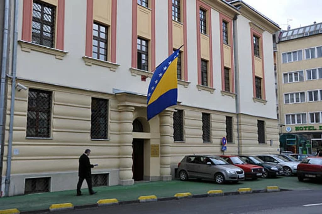 Tužilaštvo KS optužilo radnike javnih preduzeća zbog diploma, zvučni predmeti na čekanju