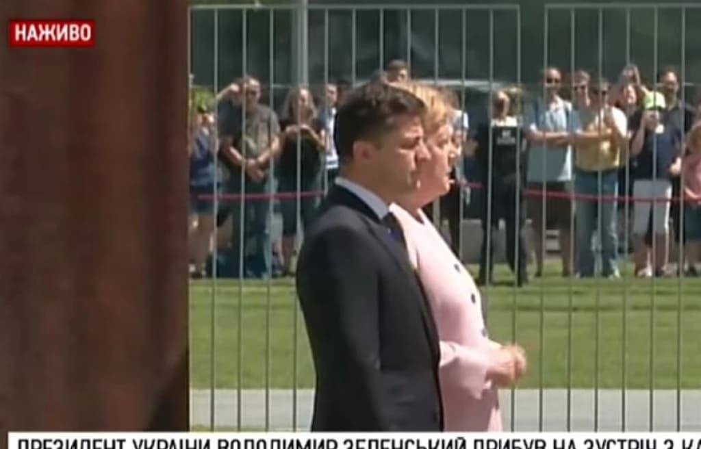 Angela Merkel drhtala i stiskala usne, izgledalo je kao da će se svakog trena srušiti