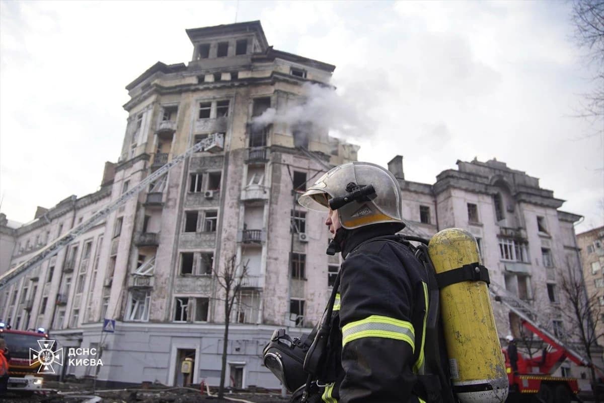 Kličko je dodao da su ostaci srušenog ruskog projektila pogodili nekoliko stambenih zgrada