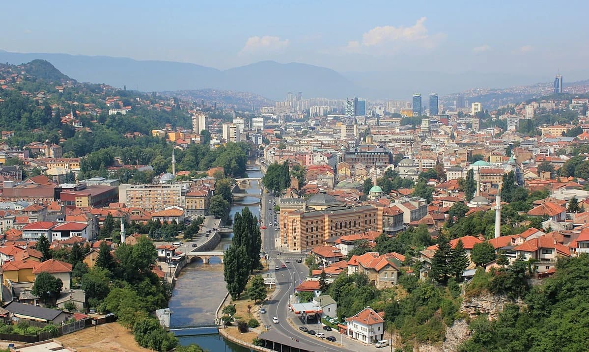 Osnivačem Sarajeva smatra se Isa-beg Ishaković, a sam grad su izgradili starosjedioci