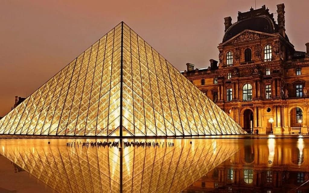 Čuveni Louvre u Parisu