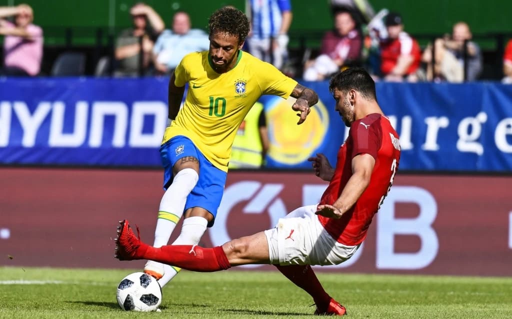 Neymar u duelu protiv Dragovića / Austrija - Brazil 0:3