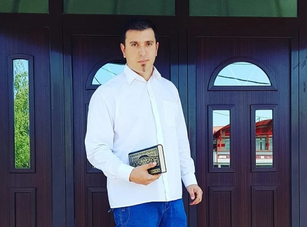 Admir Čavka ispred džamije u Vrbanji