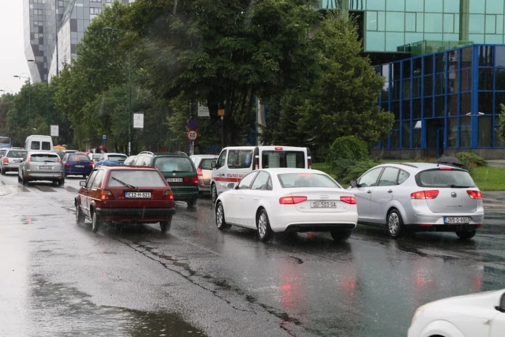 Mokar kolovoz, magla po kotlinama, povećana opasnost od odrona