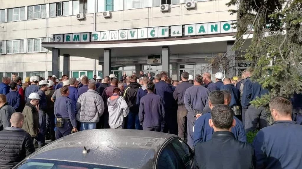 Protest rudara pred direkcijom RMU "Banovići"